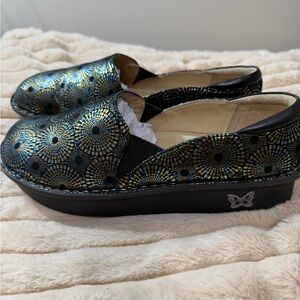 Alegria Women's Black and Gold Patterned Loafers